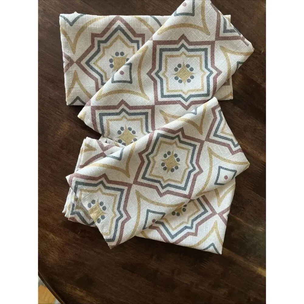 Food Network Year Round Set (4) Polyester Interlocking Geometric Design Napkins